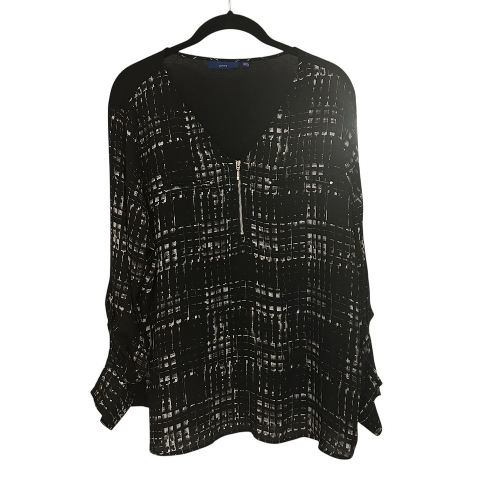 Apt 9 Chic Black and White Blouse with 2/2 Zipper Detail